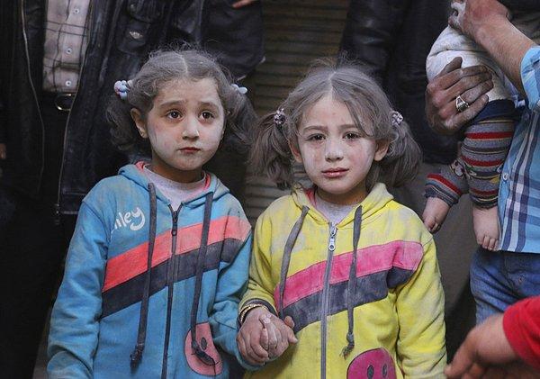 40. Suriye'de yaşanan saldırılardan kurtulmuş küçük kız çocukları el ele tutuşuyor. 7 Nisan 2015.