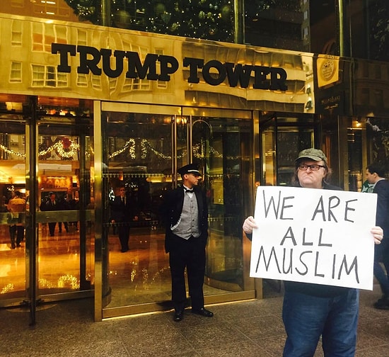 ABD'li Yönetmen Michael Moore'dan 'Hepimiz Müslümanız' Protestosu