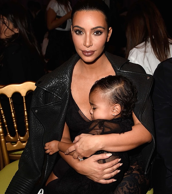 «Когда я была беременна Норт, то слышала так много историй о мамочках, которые не ели плаценту после рождения первого ребенка и страдали потом от послеродовой депрессии. Но родив второго ребенка, они решались съесть таблетки с плацентой и были затем абсолютно здоровыми, избавившись от депрессии», - написала Кардашьян. «Так что я подумала, а почему бы и не попробовать? Что я теряю?», - добавила звезда.