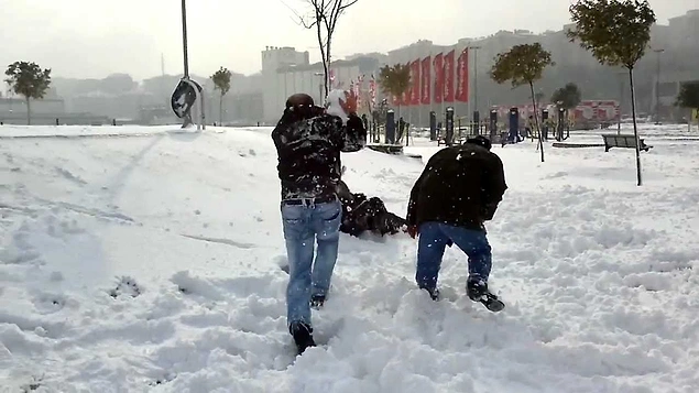 Her yaştan insan kar topu oynayabilir.