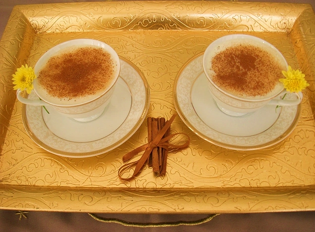 İçinizi ısıtmak istediğinizde yardımınıza tarçınlı salep yetişir.