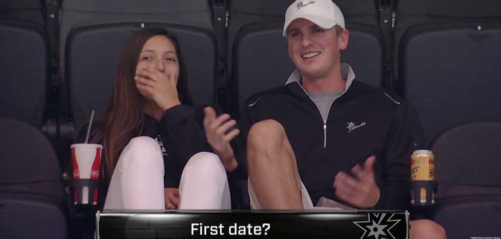 Kiss Cam Çılgınlığı Devam Ediyor: Utangaç Çifte Israrla Öpüşün Baskısı