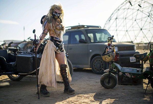 7. Desirae Hepp, Wasteland Weekend etkinliği sırasında Mad Max filmindeki Immortan Joe karakterinin kostümüyle poz verirken. California City, California. 26 Eylül 2015.