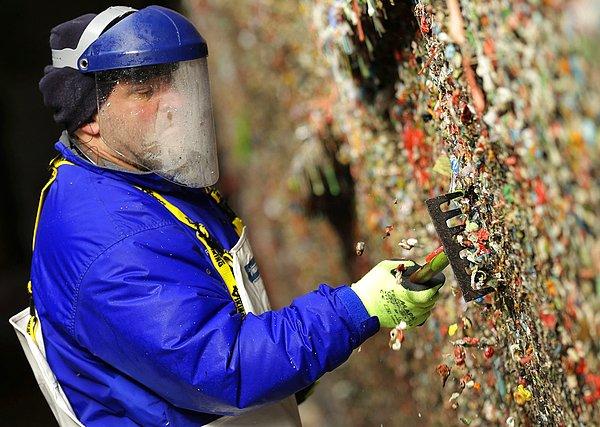 27. Fernando Soberiana, Seattle'daki meşhur sakız duvarına yapıştırılmış sakızları kazırken. (20 Kasım 2015)