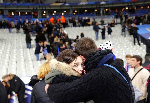 29. Paris yakınlarındaki Stade de France'da Fransa ve Almanya arasında oynanan dostluk maçı sonrası birbirine sarılan seyirciler. 13 Kasım 2015.