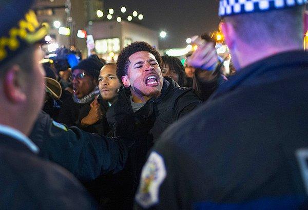 34. Polis memuru Jason Van Dyke'ın Laquan McDonald'ı öldürdüğünü gösteren videonun ortaya çıkmasından sonra polisle karşı karşıya gelen göstericiler. 24 Kasım 2015.