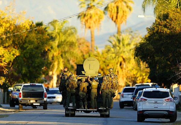 39. San Bernardino, California'daki silahlı saldırıdan sonra insan avına çıkan polis görevlileri. 2 Kasım 2015.