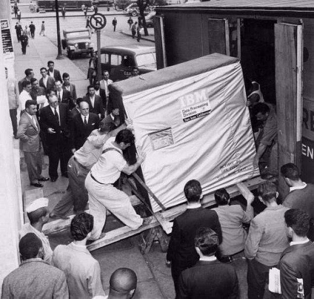 9. IBM tarafından gönderilen 5 mb'lık hard disk, 1956.