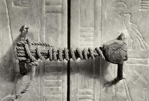 18. Mısır firavunu Tutankamon'un lahit kapısındaki mühür, 1922.