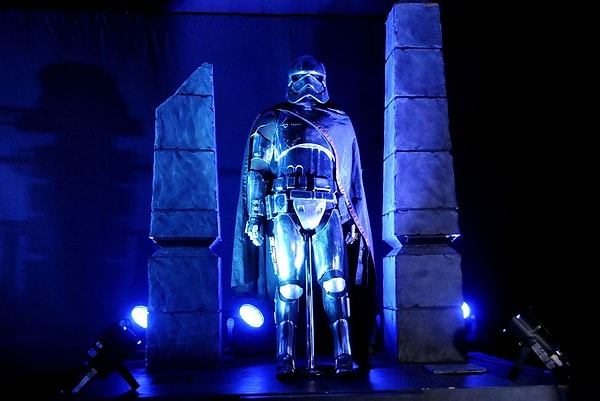 Внутри кинотеатра премьеры «Звездных войн: Пробуждение силы» в Голливуде, Калифорния.