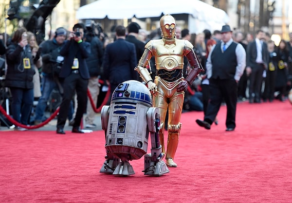 R2-D2 и C-3PO прибыли на мировую премьеру.