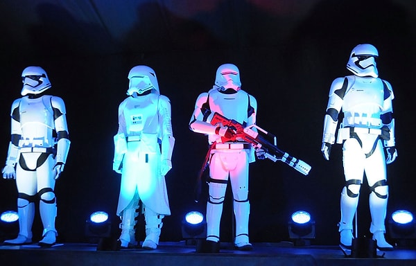 Внутри кинотеатра премьеры «Звездных войн: Пробуждение силы» в Голливуде, Калифорния.