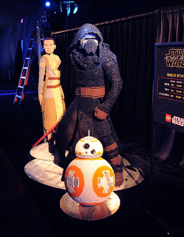 Внутри кинотеатра премьеры «Звездных войн: Пробуждение силы» в Голливуде, Калифорния.