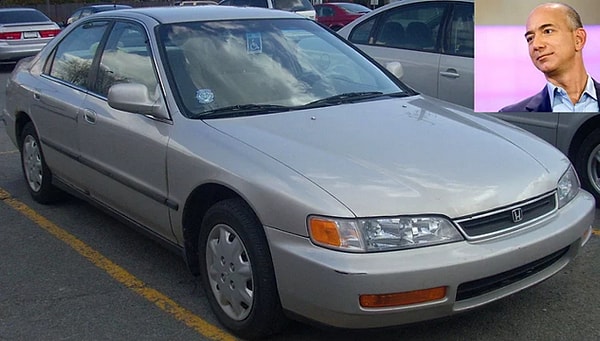 9. Глава и основатель интернет-компании Amazon.com Джефф Безос и его Honda Accord стоимостью 4000 долларов.