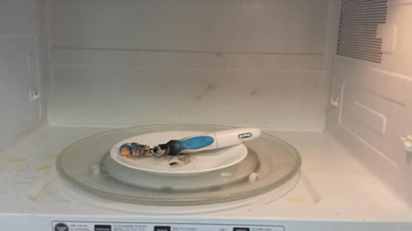 3. Чья-та мама, которая по необъяснимым причинам захотела поджарить зубную щетку.