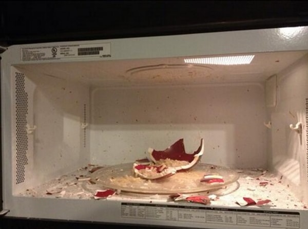 15. Человек, засунувший в микроволновку неподходящую для нее миску.