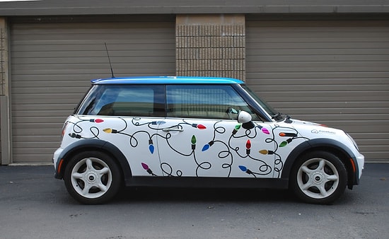 Волшебное превращение автомобиля в рождественскую открытку на колесах