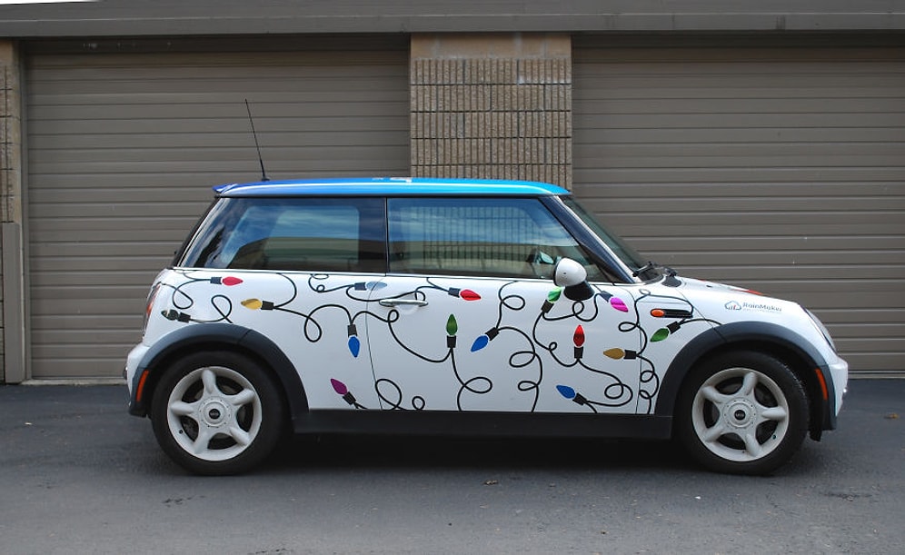 Волшебное превращение автомобиля в рождественскую открытку на колесах