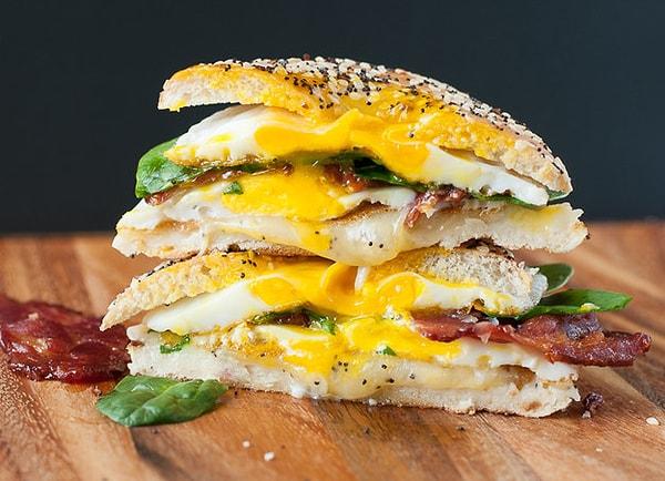 1. Hadi başlayalım! Simitten kahvaltılık sandviçler hazırlamaya ne dersiniz?