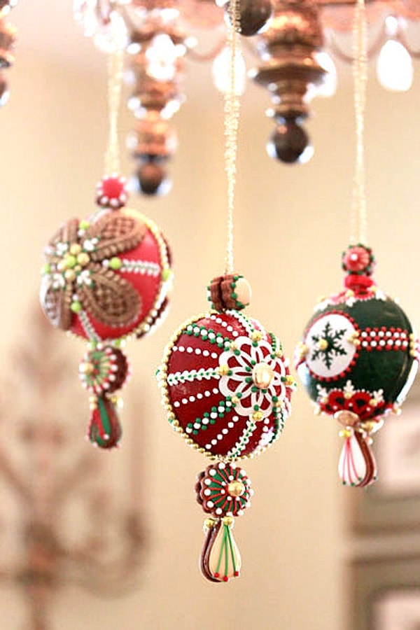 15. Новогодних елочных украшений