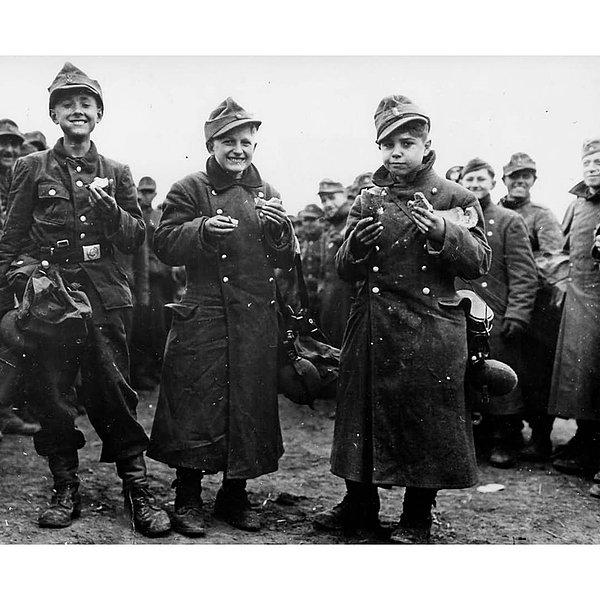3. Alman çocuk askerler, 1945.