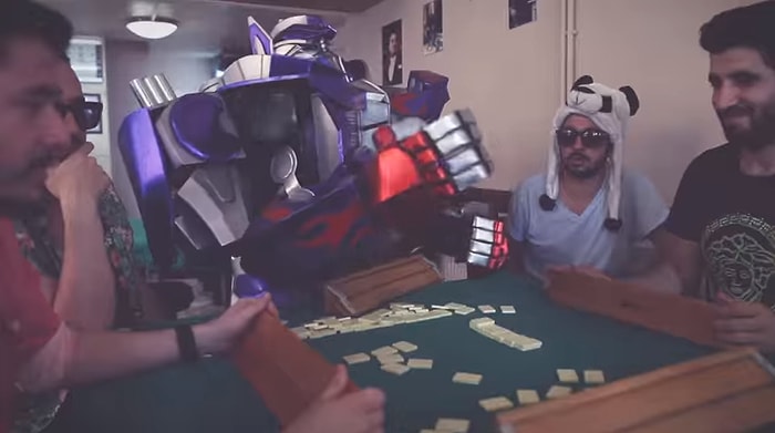 Türk Kahvesini İçti, Okeye Bile Dördüncü Oldu: Optimus Prime İstanbul'da!