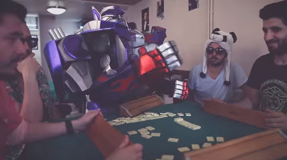 Türk Kahvesini İçti, Okeye Bile Dördüncü Oldu: Optimus Prime İstanbul'da!