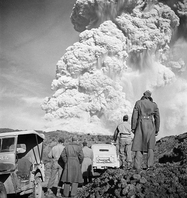 11. Vezüv Yanardağı'nın patlamasını izleyen Amerikan askerleri. 1954.