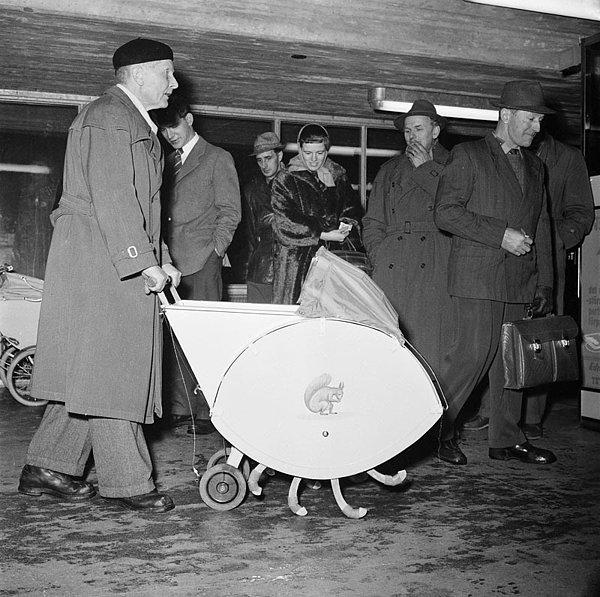 14. Merdivenleri kolaylıkla çıkan bir bebek arabasını görücüye çıkaran bir mucit, 1950'ler.
