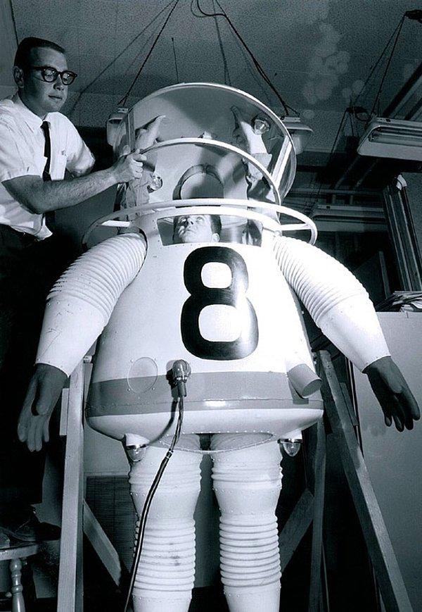 19. Uzay görevleri için geliştirilen onlarca uzay giysisi prototipinden biri,  1961.