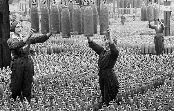 21. 1. Dünya Savaşı sırasında "Kanarya Kızlar" lakaplı mermileri dolduran kadınlar. Kanarya lakabının sebebi ise patlayıcıların zehrine maruz kaldıklarından derilerinin sarıya dönmesi.