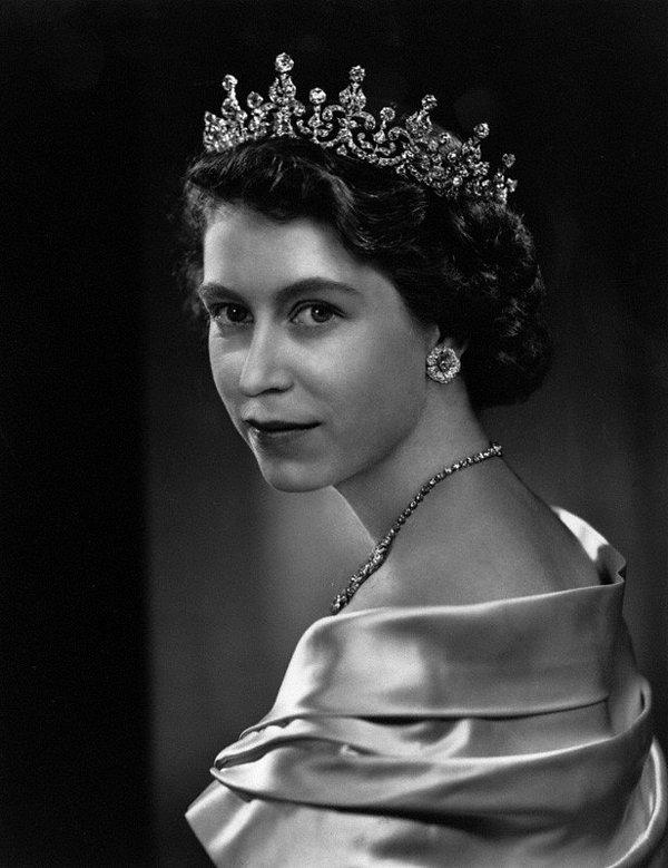 4. İngiltere Kraliçesi 2. Elizabeth