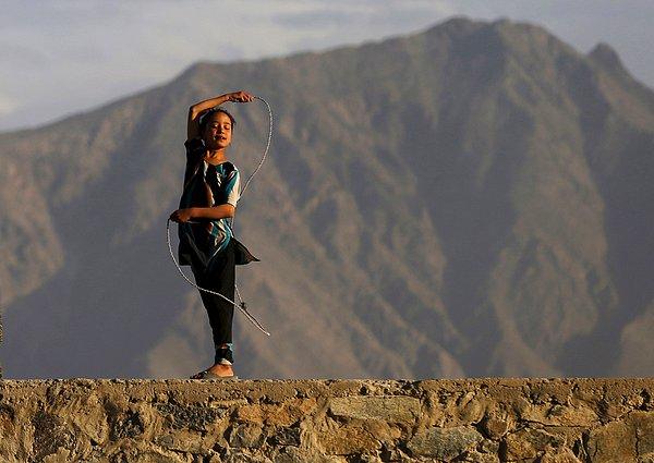 9. İp atlayan Afgan kızı