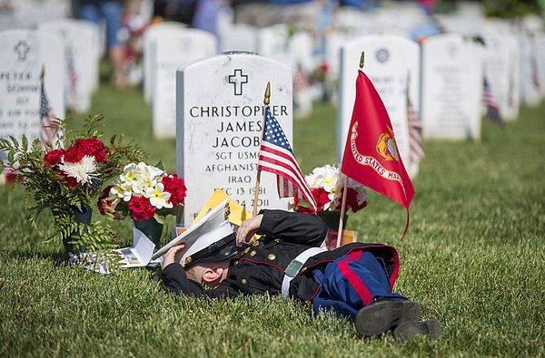 10. Anma Günü'nde babasının mezarına uzanan 4 yaşındaki Christian Jacobs