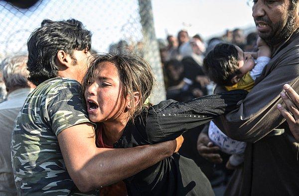 19. Akçakale'deki Türkiye sınırı yakınında, yasadışı olarak Türkiye'ye girmeye çalışan Suriyeli mülteciler