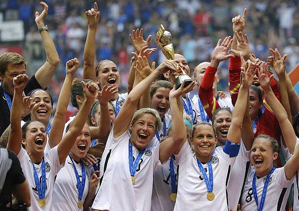 24. FIFA Kadınlar Dünya Kupası'nda Japonya'yı 5-2 yenen Amerika ulusal takımı, kupalarıyla birlikte kutlama yapıyor.