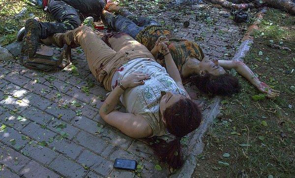35. Suruç'taki patlamada ölmek üzere olan arkadaşının elini bırakmayan yaralı kadın