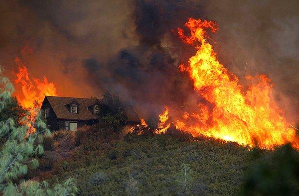 37. Kayalık yangınından çıkan alevler, Kaliforniya'daki bir eve yaklaşıyor.