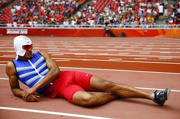39. Pekin'deki 15. IAAF Dünya Şampiyonası sırasında, sırıkla atlama müsabakası sonrası, Amerikalı sporcu Ashton Eaton yüzünde soğutma maskesi ile dinleniyor.