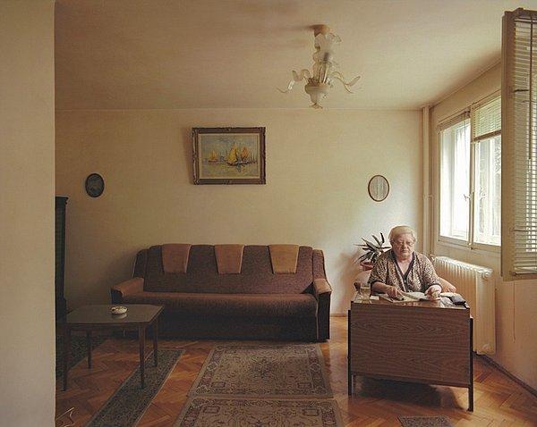 10. 1. kat, 7 numara.. Adını vermek istemeyen ev sahibi bu kadın emekli bir banka memuresi. 1989’dan beri burada oturuyor.