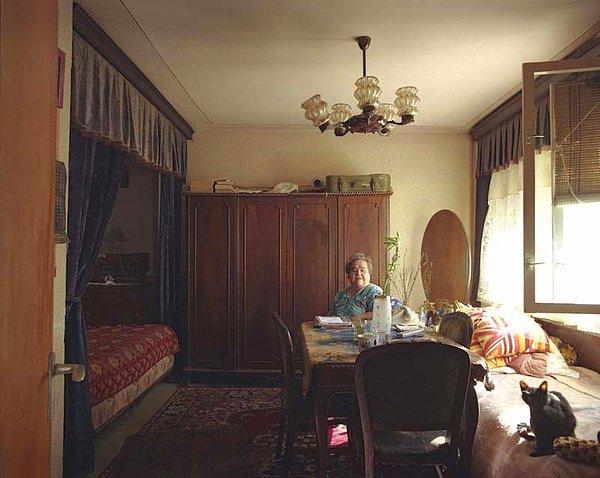 6. 5. kat, 27 numara..  Ev sahibi Bayan Ioana Suhariuc emekli. 1967’den beri bu evde, 1982’de eşi ölmüş, 1989’dan itibaren ise kedisiyle yaşıyor.