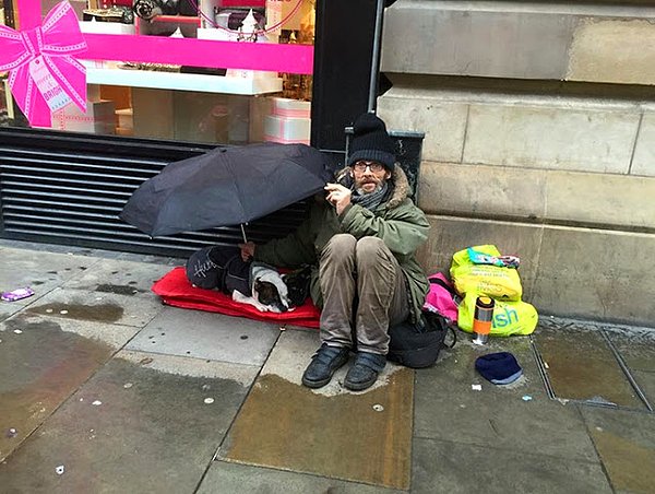 3. Kendisi ıslanırken, köpeğini yağmurdan korumaya çalışan evsiz bir adam...