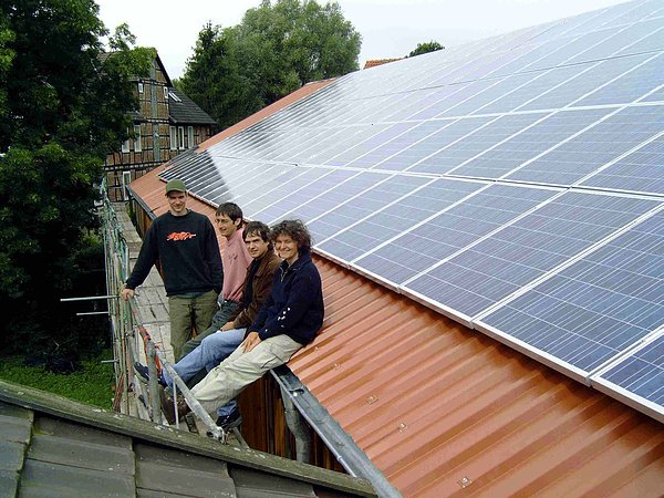 12. Ekolojik ilkelere göre çevreci bir yaşamı hedefleyen komünde alternatif enerji kaynakları kullanılıyor. Enerji ihtiyacının bir kısmı güneş ışınlarıyla gideriliyor.