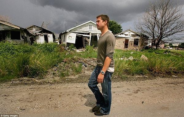 2. Olayın ardından Brad Pitt, New Orleans'a giderek bölgeyi kendi gezmişti.