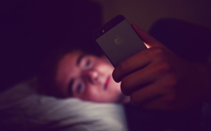 Tüm Genç İnsanların Telefonlarını Kurcalayarak Atlattığı 17 Can Sıkıcı Gündelik Durum