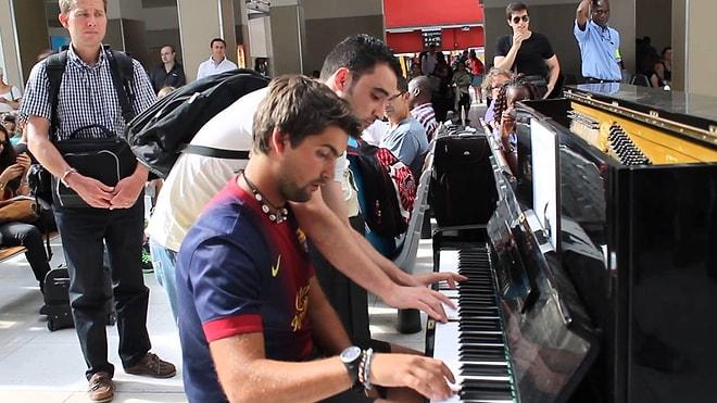 Tesadüfen Bir Araya Gelen İki Adamdan Tren İstasyonundaki İnsanlara Piyano ile Müzik Ziyafeti