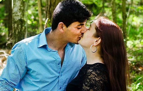 Пара познакомилась у супермаркета, где обычно попрошайничал Флорин.