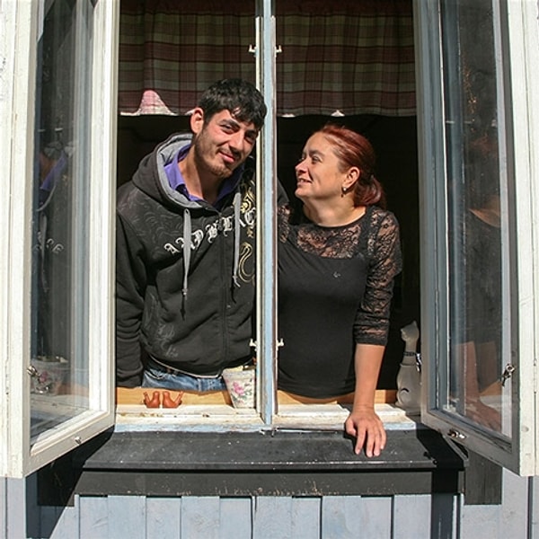 Прохожие оскорбляли парня, и женщина решила поддержать его беседой.