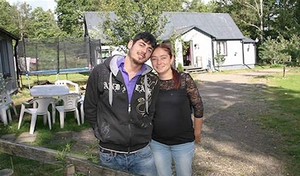 Затем подарила зонтик и одеяло. А потом и старый мобильный телефон, чтобы парень мог звонить домой в Румынию.