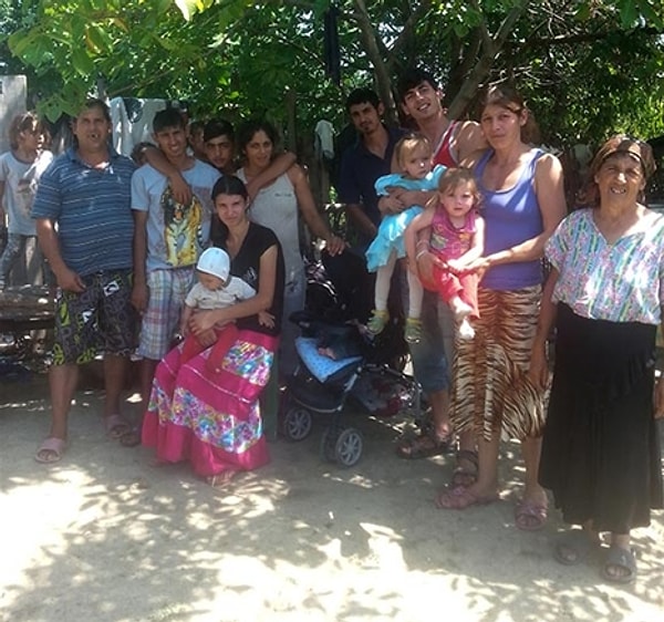 И собираются сыграть свадьбу в Румынии, где у Флорина отец и 12 братьев и сестёр.